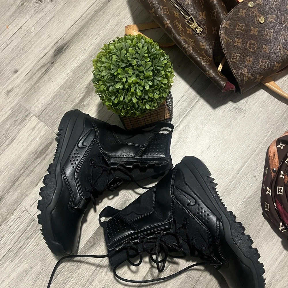 Nike tactical boots 
SFS - Picture 7 of 15